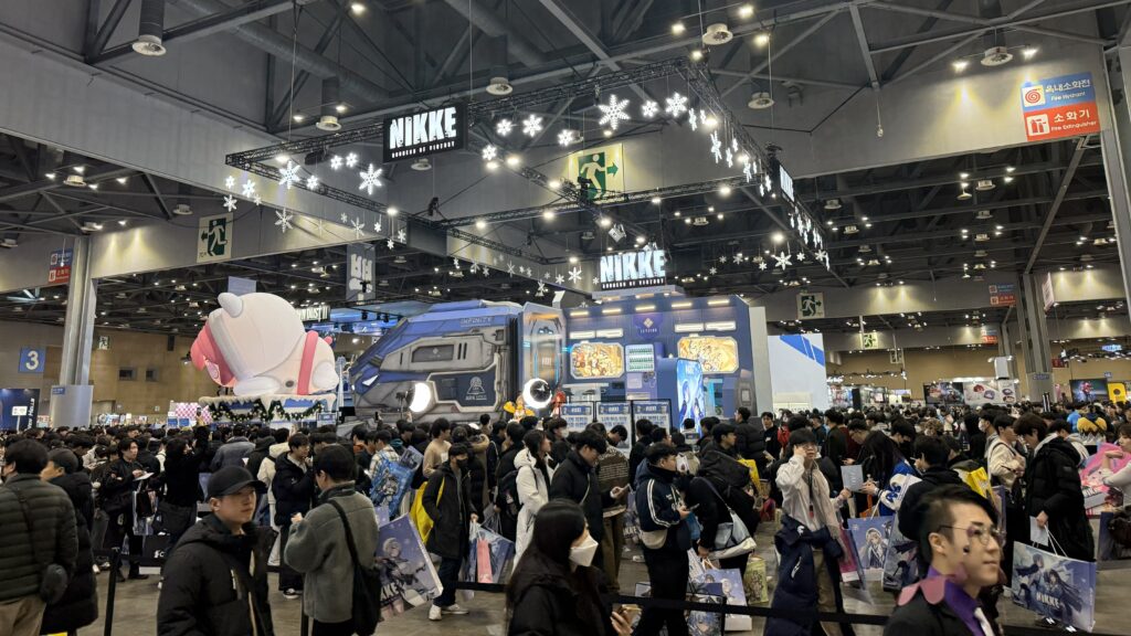 Anime×Game Festival2025に出展していた『勝利の女神:NIKKE(ニケ)』出展ブースの様子。男性の参加者中心に賑わう。