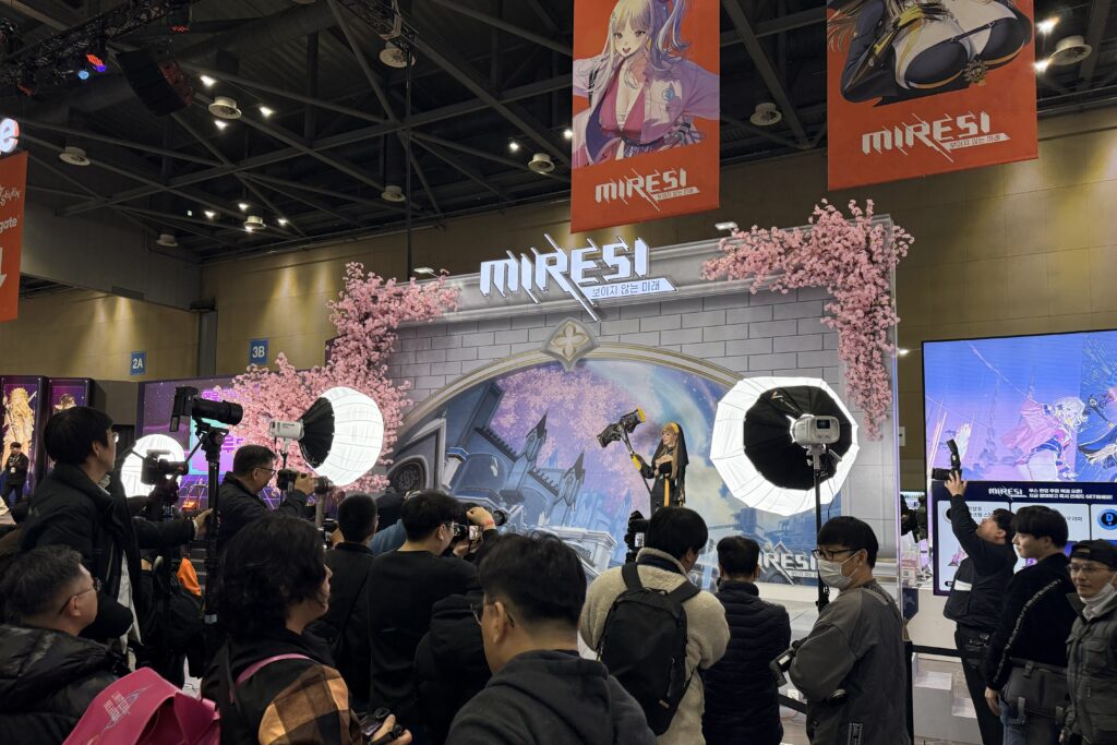 Anime×Game Festival2025に出展していた韓国のゲーム企業「Smilegate」の新作ゲームブースの様子。コスプレイヤーも参加し、姿を収めようとするファンで賑わう。