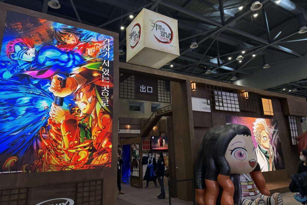 Anime×Game Festival2025に出展していたアニプレックスの「鬼滅の刃」出展ブースの様子。日本でも大ヒットを記録した映画中心に巨大なブースで宣伝活動を行っていた。