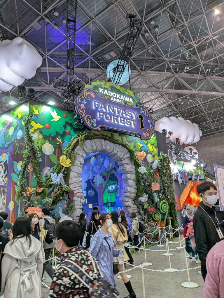 KADOKAWAの人気&注目作品が集まるブース。思わずのぞき込みたくなるような設計で、来場者の目を惹いた。