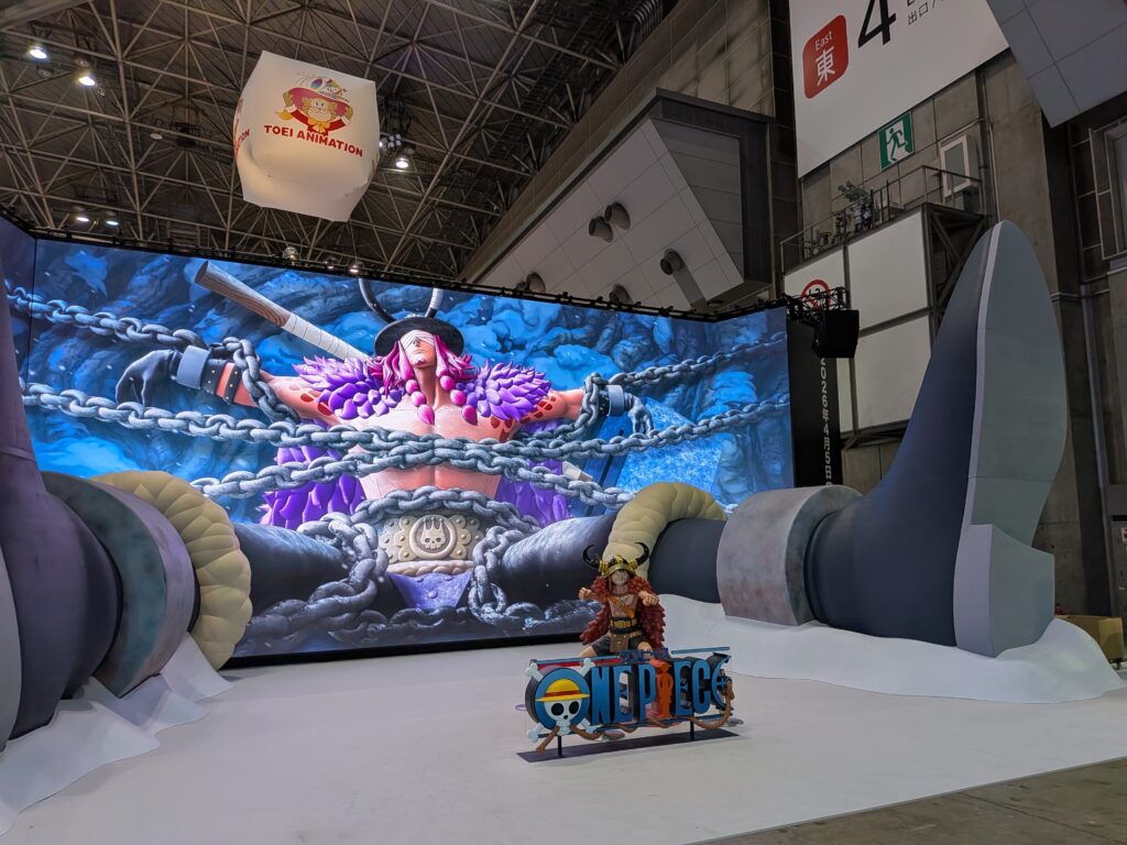「ONE PIECE」の注目キャラクター「ロキ」の立体展示。ひときわ目立つ展示で、来場者の関心を大きく引き寄せていた。