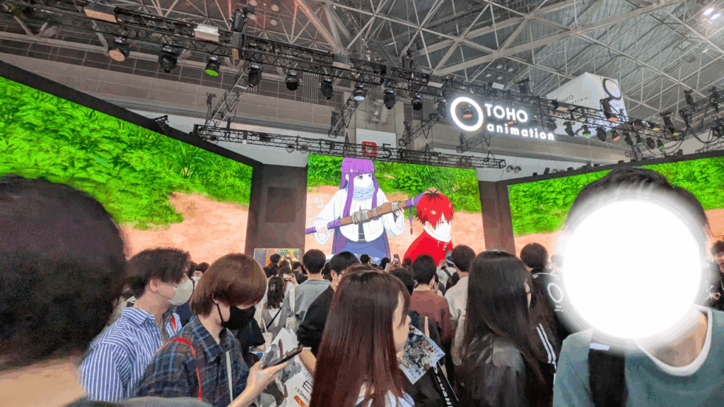 「葬送のフリーレン」ブースの3面スクリーン。作中キャラクターのふぇるんとシュタルクが画面に映っている。