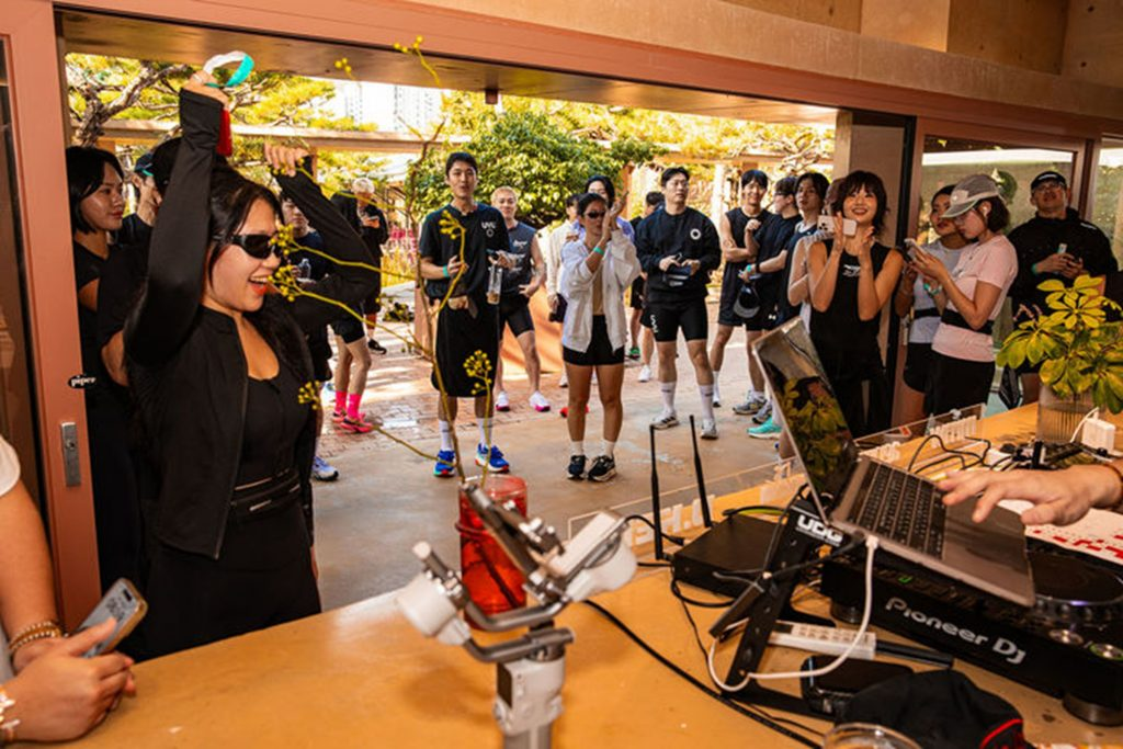 若者が「モーニング・レイブ」を楽しむ様子。