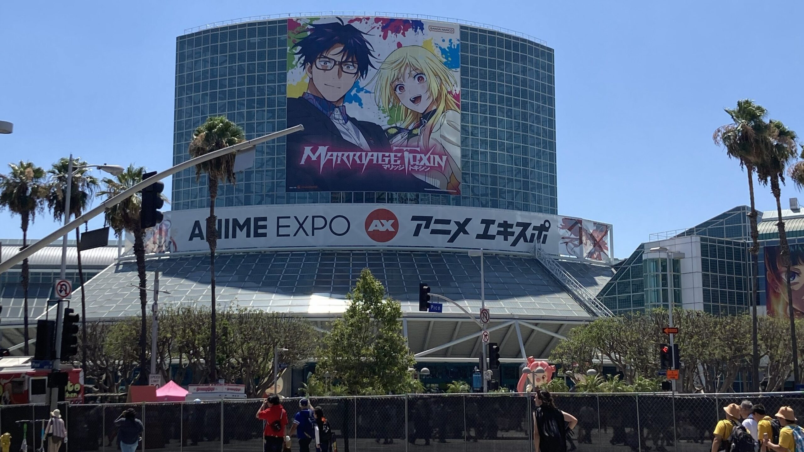 ロサンゼルスで開催されたAnime Expo2026の入口の様子。同イベントにて北米プレミア上映が実施された、アニメ『マリッジトキシン』が全面に押し出されている。
