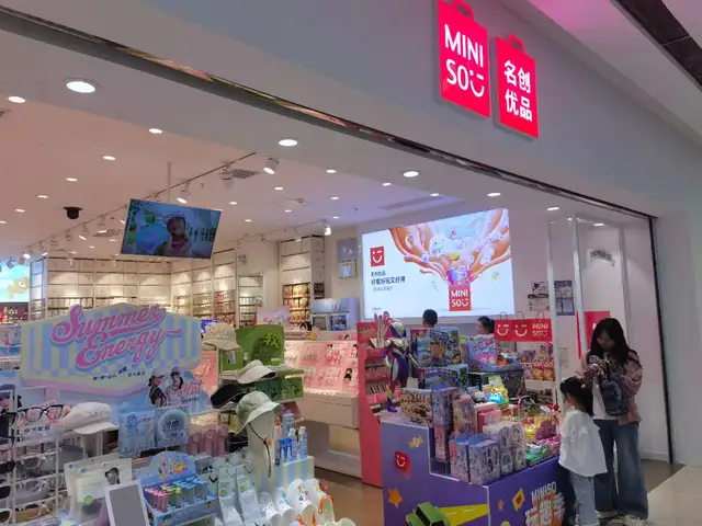 国内遊園地・テーマパーク業界の2021年度から2025年度までの売上高・利益推移グラフ。売上高は5,328億円から10,931億円へ、利益は赤字から1,577億円へ回復・成長したことを示す