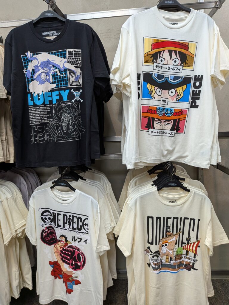 アニモレの物販ブースに並ぶONE PIECE・ルフィをデザインしたTシャツの数々