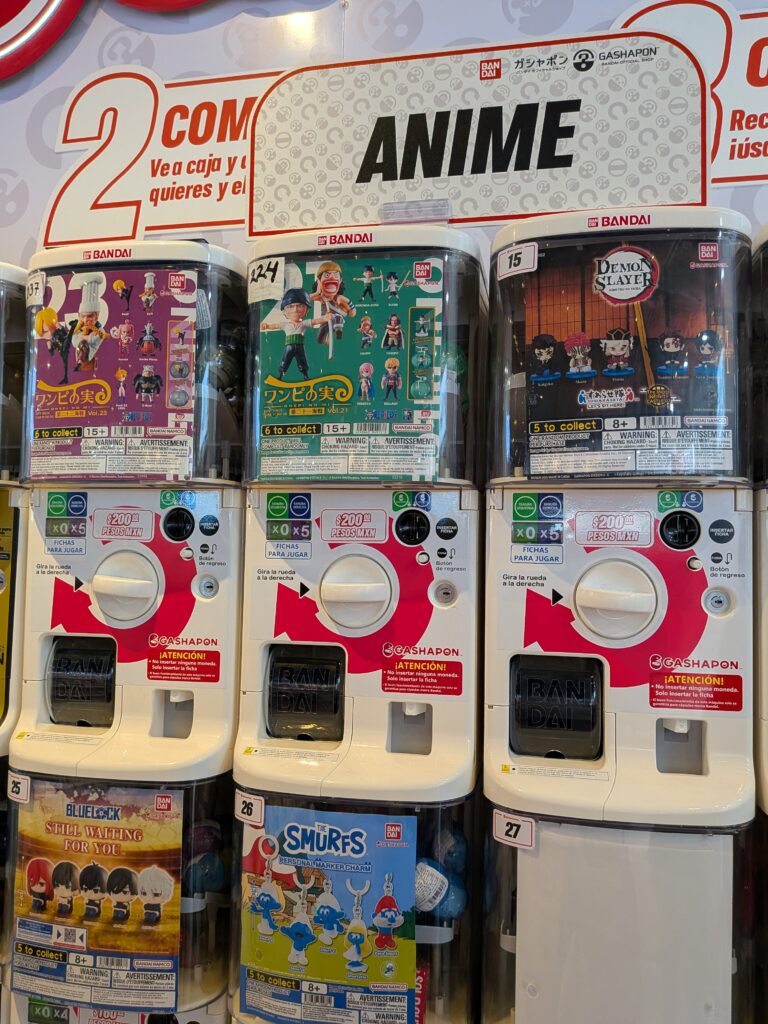 バンダイナムコ直営店に設置されたONE PIECEや鬼滅の刃のガシャポン(ガチャガチャ)マシン。アニモレでも人気の高いIPが並ぶ