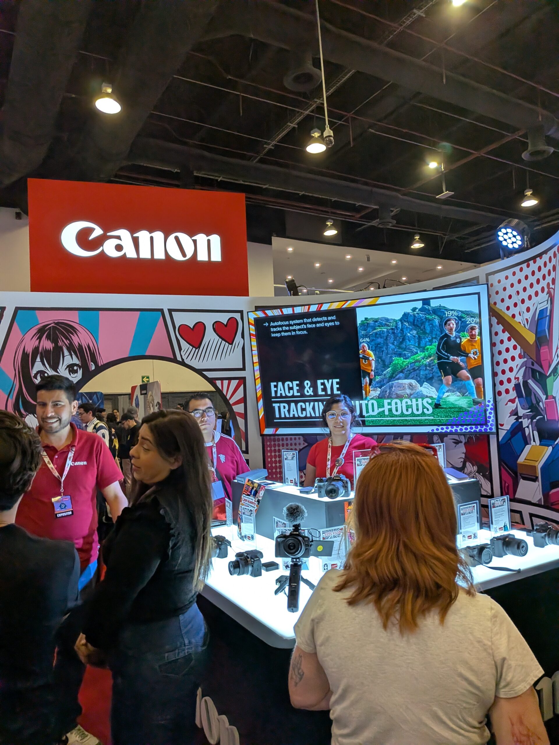 アニモレ会場のCanonブース。顔・瞳検出オートフォーカス機能のデモ画面とカメラ展示コーナー