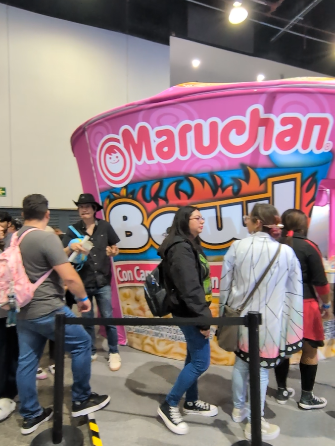 アニモレ会場に設置されたマルちゃんの巨大カップ麺型ブース装飾と、周囲を歩く来場者たち