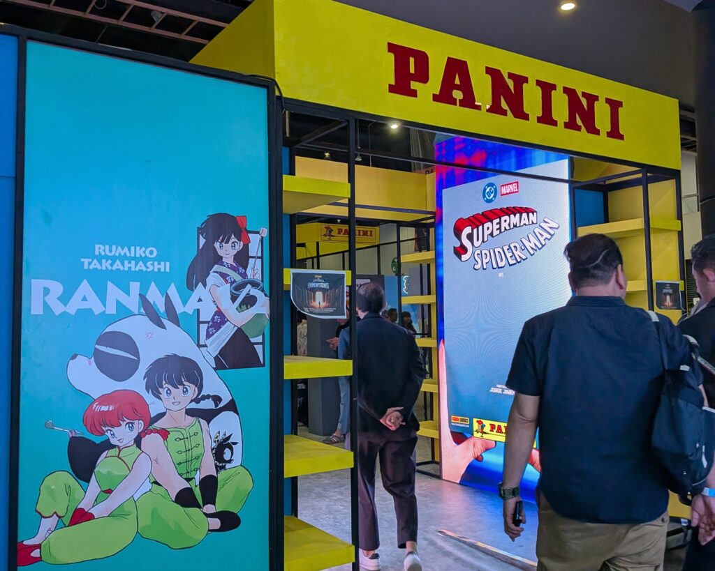 アニモレ会場のPaniniブース入口。「らんま1/2」のイラストパネルと、奥に見えるスーパーマン×スパイダーマンの特別コミック告知画面