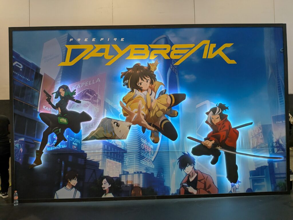 アニモレで展示されたFree Fire「DAYBREAK」の大型ビジュアルパネル。KADOKAWAとの共同製作アニメのキャラクターが描かれている